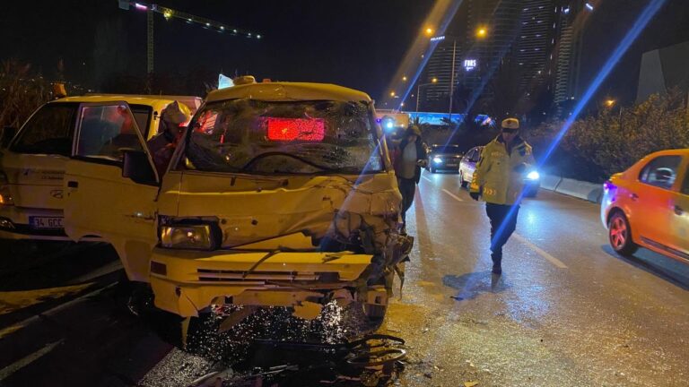 Kaza yerini temizleyen kamyona panelvan çarptı