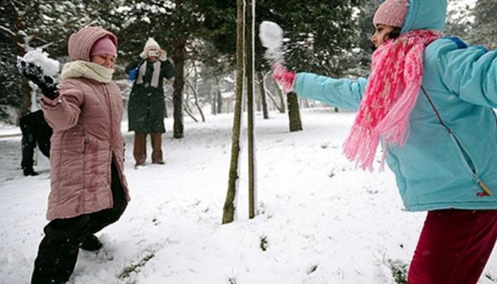 Kar yağışı eğitimi de etkiledi! Valilikler tek tek açıklıyor! Hangi il ve ilçelerde okullar tatil edildi?