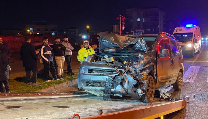 Aydın’da kaza: Kırmızı ışıkta bekleyen araca arkadan gelen araç çarptı! 3 kişi yaralandı