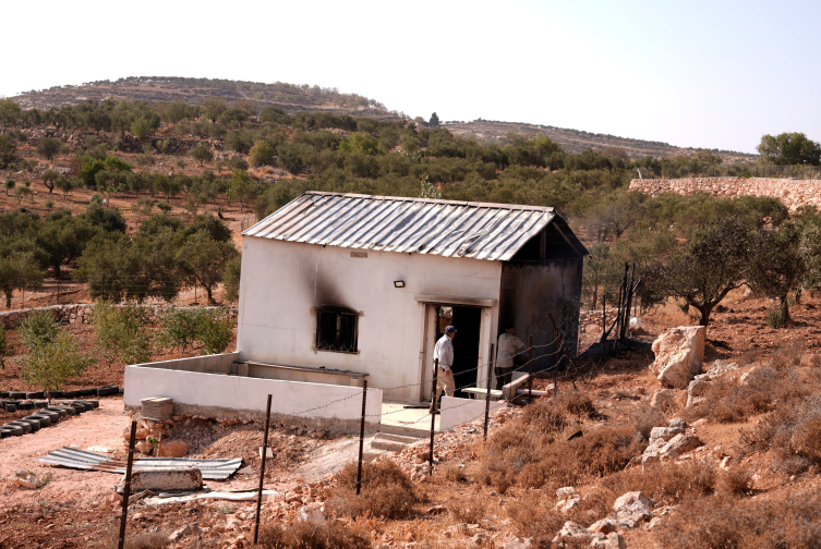 İstilacı İsrailliler toprağa ve Filistinli araçlara ateş açtı
