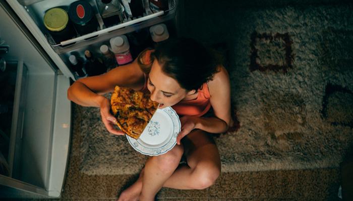 Herkesin merak ettiği o soru: Gece yemek yemek kilo aldırır mı? Gece acıkınca ne yapabilirim? Uyumadan kaç saat önce yemek yemeliyim? Uzmanlar açıkladı…