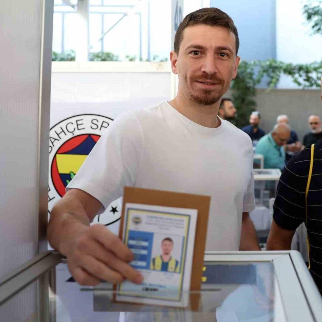 Fenerbahçe seçimlerinde oy kullanan Mert Hakan Yankaş, oyunun sonunda sessizdi! Erman Toroğlu çok eleştirdi ... 3