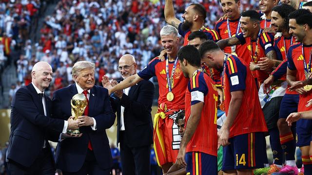 Kupa törenine damga vurdu! Trump’ı kolundan çekti ama işe yaramadı